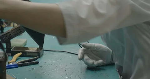 Workers marking circuit board closeup Vidéo 73501310