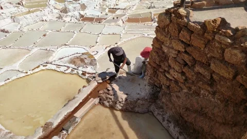 Workers mining salt at the salt mines of Maras, Peru. Vidéo 288652755