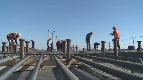 Workers mount the reinforcement under the pouring of concrete Vídeo Stock 104181264