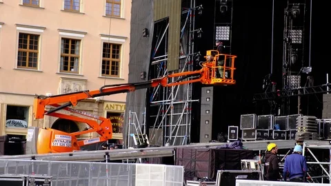 Workers mount the stage with a powerful industrial crane. Stock Footage 124088864