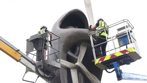 Workers move 673cm statue in garden refresh at Henry Moore Studios &amp; Gardens Video stock 315051678