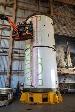 Workers with NASAs Exploration Ground Systems (EGS) use a laser projector.. Foto stock