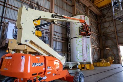 Workers with NASAs Exploration Ground Systems (EGS) use a laser projector.. Foto stock