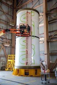 Workers with NASAs Exploration Ground Systems (EGS) use a laser projector a.. Foto stock