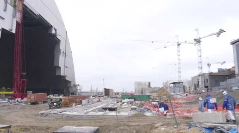 Workers near protective screen in front of Chernobyl nuclear power plant Vidéo 61544994