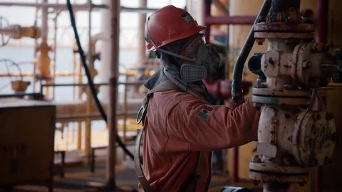 WORKERS IN OIL PLATFORM Stockbeeldmateriaal 74497129