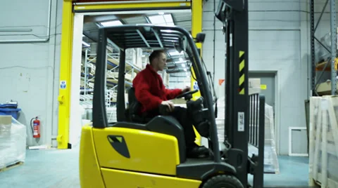Workers operating factory machinery in warehouse 스톡 동영상 32934337