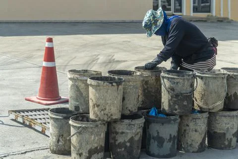 Workers over the open sewer hatch on a street, water supply system Foto stock
