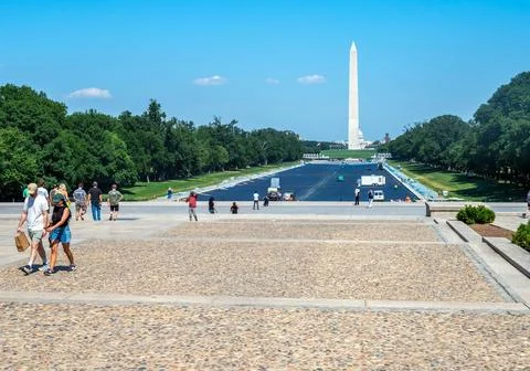 Workers paint empty Reflecting Pool dark blue Washington Monument background DC Stock-Fotos