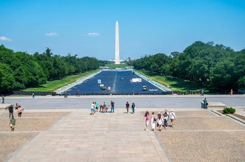 Workers paint the Reflecting Pool Washington Monument background DC 스톡 사진