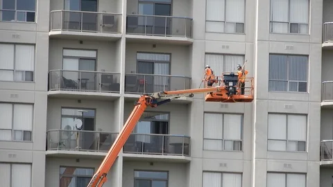 Workers Painting Building Stockbeeldmateriaal 92494053