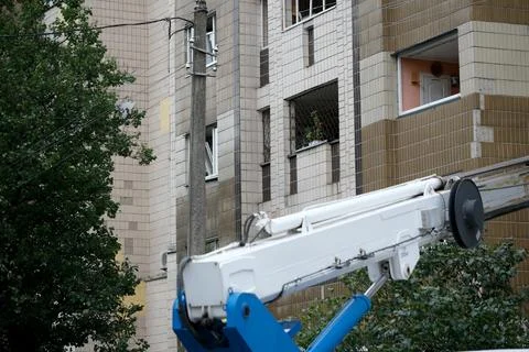 Workers performing maintenance on a high-rise building during the day Fotos de archivo