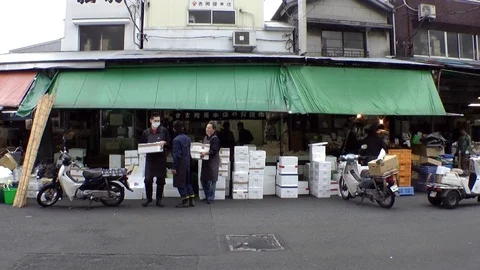 Workers performs their job at the Tsukiji fish market Stock Footage 86588467
