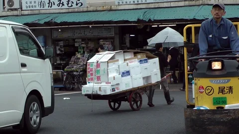 Workers performs their job at the Tsukiji fish market Stock Footage 86588701