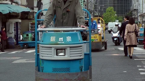Workers performs their job at the Tsukiji fish market Видео 86589074