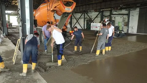 Workers pour and level the concrete 動画素材 152871913