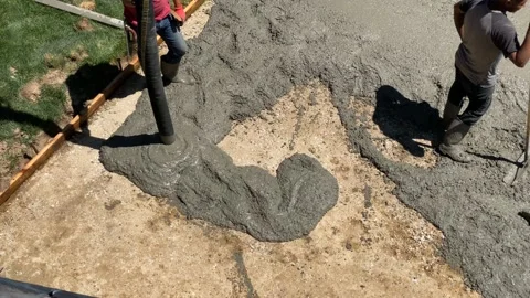 Workers pouring and smoothing concrete for home pad Vídeos de archivo 134075210