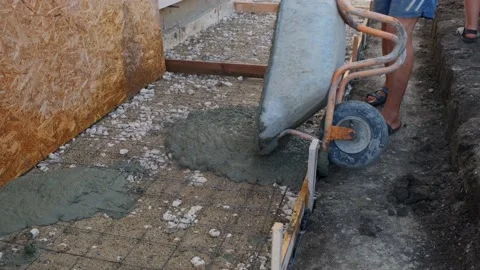 Workers pouring concrete on the ground and distributing it Vídeo Stock 162490518