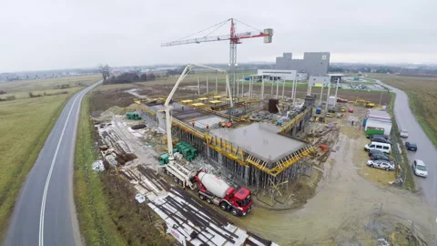 Workers pouring concrete on slab at large building site in Europe 库存影片 317253406