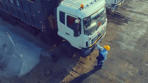 Workers in PPE Inspect Dump Truck at Coal Mine Vídeos de archivo 338161233