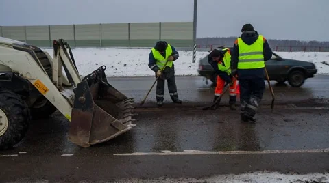Workers prepare the way for patching Видео 56291103