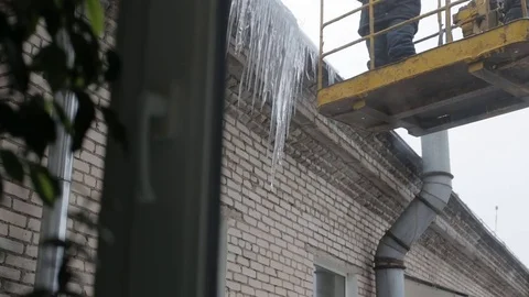Workers preparing to remove icicles Vídeos de archivo 72127314