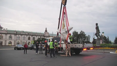 Workers put ropes on star for safe transportation onto tower Vídeo Stock 258469120