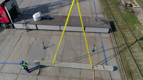 Workers raise the beam 스톡 동영상 93294754