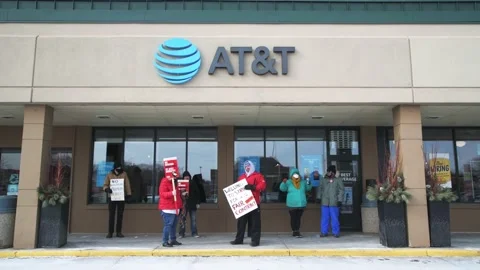 Workers rally against AT&amp;T mobility for better benefits and pay Видео 170469121