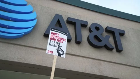 Workers rally against AT&amp;T mobility for better benefits and pay 库存影片 170469149