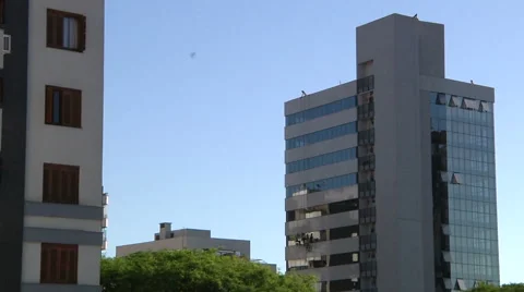 Workers Rappelling And Washing Windows on Building in Brazil Extreme wide Vídeos de archivo 60649049