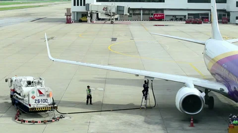 Workers Refueling a Plane 스톡 동영상 29940882