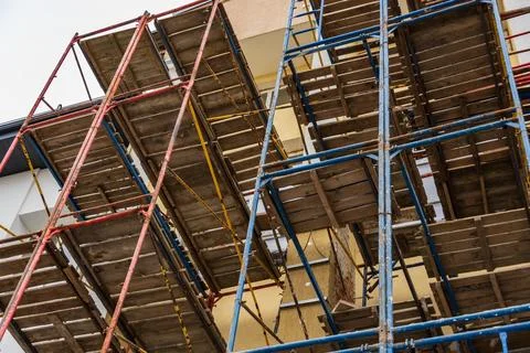 Workers rely on sturdy scaffolding to safely navigate and complete building.. 库存照片