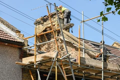 Workers remove chimney roof Foto stock