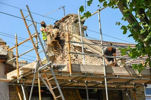 Workers remove chimney roof Foto stock