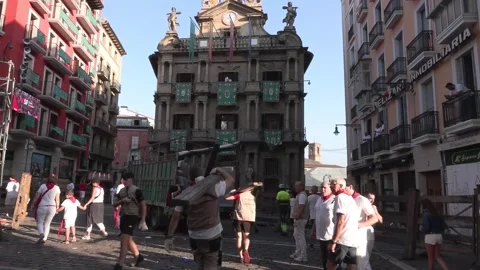 Workers remove fencing for the San Fermín bull runs, Pamplona, ES - 14 Jul 2026 Video stock 339566211