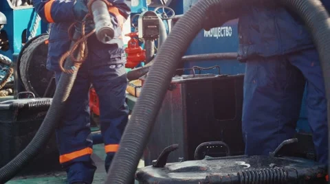 Workers remove hoses 스톡 동영상 48140828