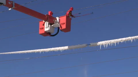 Workers remove ice from power lines after ice storm Видео 45901159