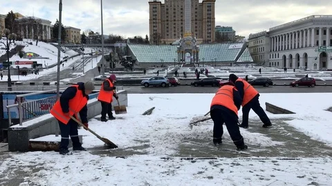 Workers remove snow on Maidan Independence Square in Kiev Video stock 71128054