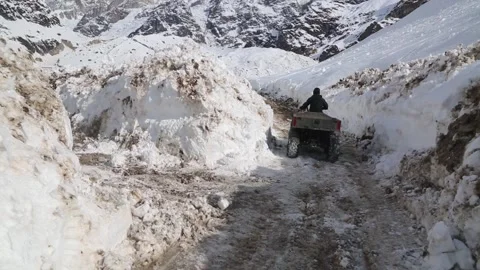 Workers Removing Snow from The Route of Himalayan Hills Vidéo 196703394