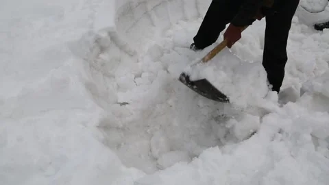 Workers Removing Snow from The Route of Himalayan Hills Vidéo 196704987