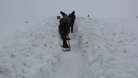 Workers Removing Snow from The Route of Himalayan Hills Vidéo 196705811