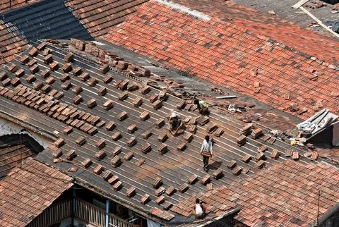 Workers replace old roofs with new before arrival of monsoon, Bombay Mumbai.. Foto stock