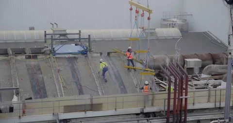 Workers on a roof Vídeo Stock 167602844