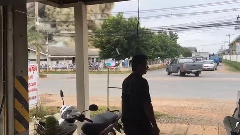 Workers run for their lives as huge fire rips through Thailand chicken factory Stock Footage 106318085