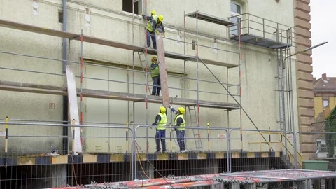 Workers on scaffolding 動画素材 124964996