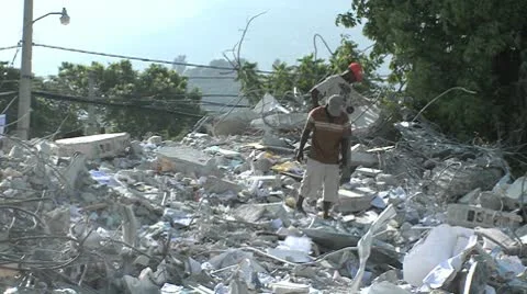 Workers search among piles of rubble after the Haiti earthquake. Stock-Footage 8996984