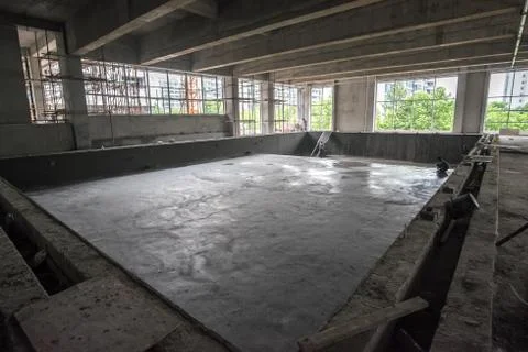 Workers Smoothing Wet Cement in Empty Pool Huge Stock-Fotos