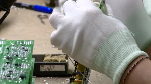 Workers soldering circuit board closeup Vidéo 68502269