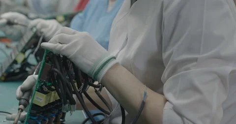 Workers soldering circuit board closeup Vidéo 73501423